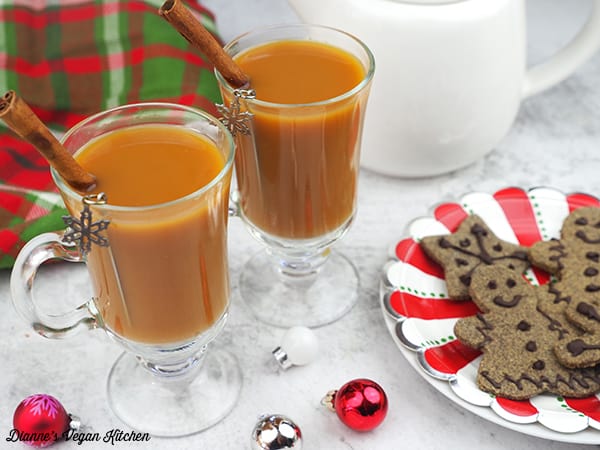 Gingerbread Tea Latte with cookies