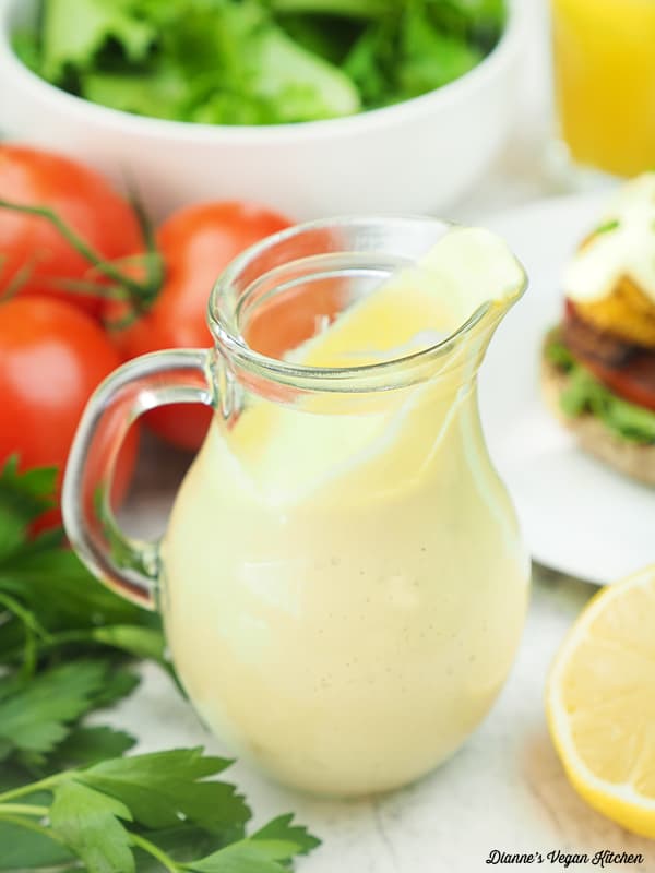 Hollandaise with tomatoes and salad