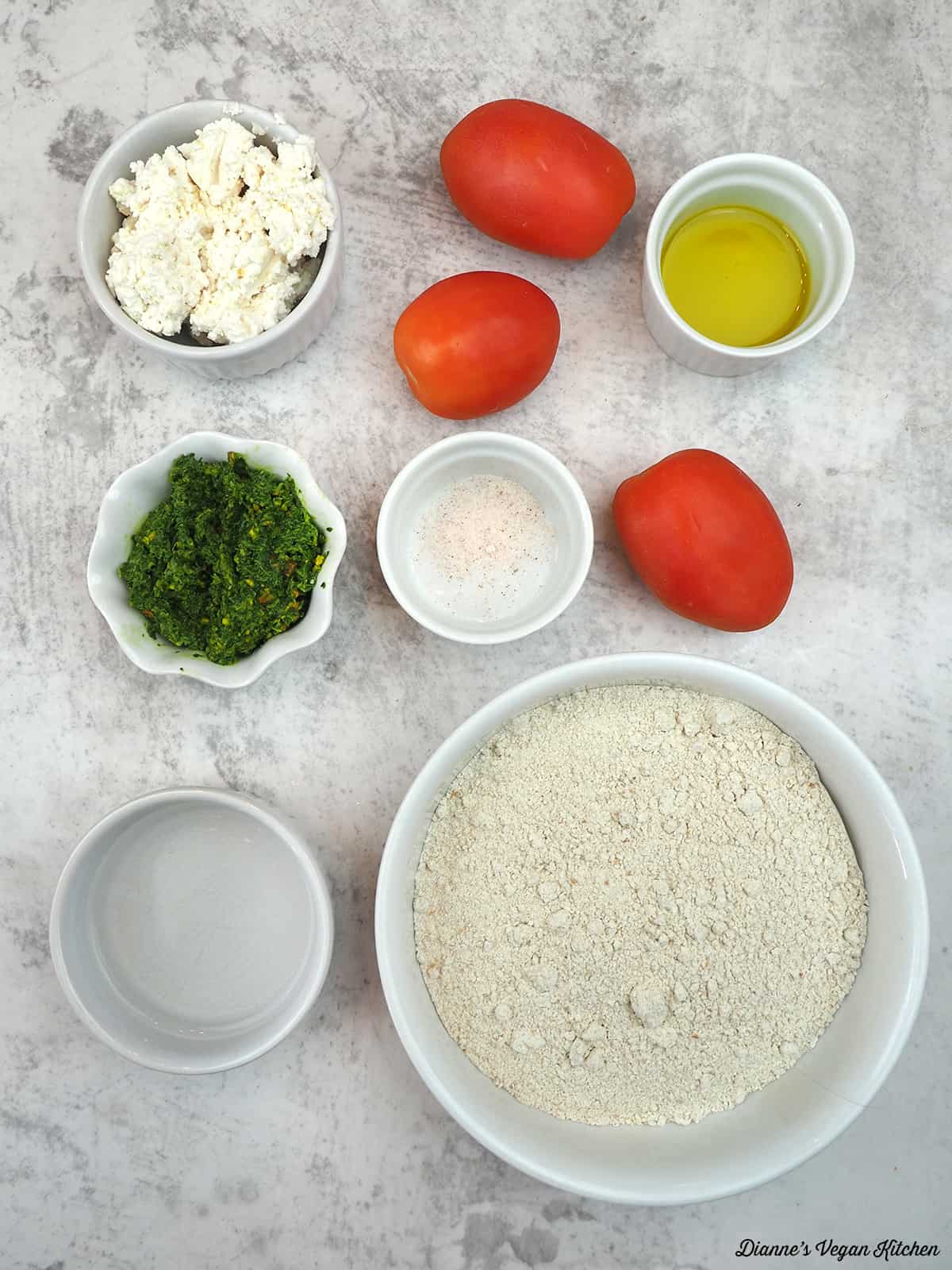 ricotta, tomates, huile d'olive, sel, eau, farine et pesto
