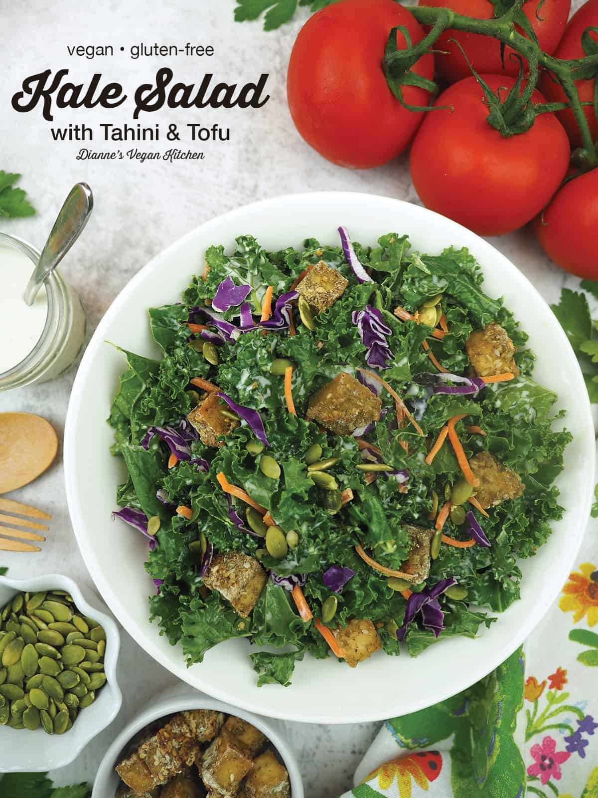 Salade de chou frisé avec tofu et tahini avec superposition de texte