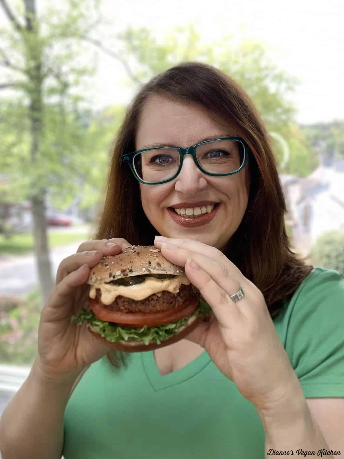 Dianne avec un burger aux lentilles